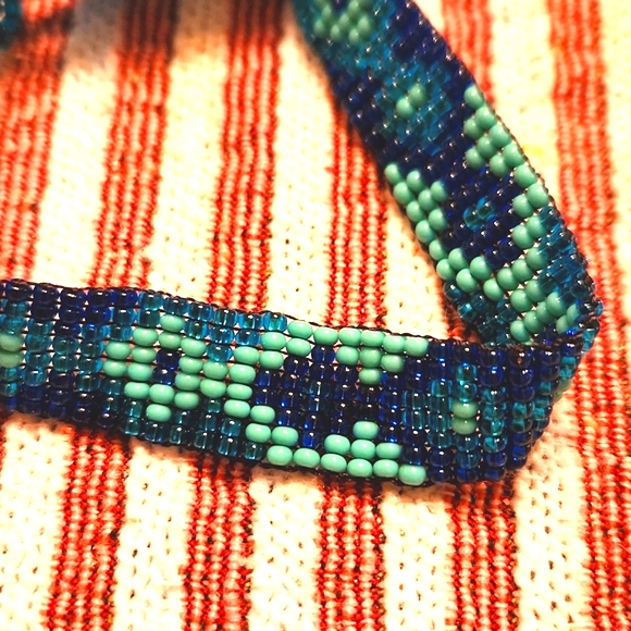 Rich turquoise glass daisy necklace and seed bead bracelet - Picture 4 of 5